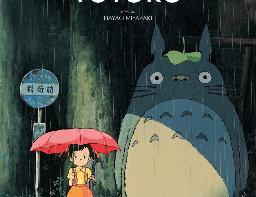Na plakacie filmowym widzimy scenę z animacji Mój sąsiad Totoro (reż. Hayao Miyazaki). W deszczu, pod przystankiem autobusowym, stoi mała dziewczynka z czerwonym parasolem. Obok niej znajduje się duży, puszysty stwór – Totoro – z liściem na głowie. Otoczenie jest ciemne, leśne, a całość utrzymana jest w ciepłym, bajkowym klimacie charakterystycznym dla filmów Studia Ghibli.
