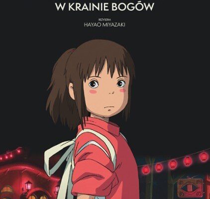 Na plakacie filmu Spirited Away: W krainie bogów (reż. Hayao Miyazaki) widzimy główną bohaterkę, Chihiro, stojącą tyłem, lecz spoglądającą przez ramię z lekkim niepokojem. Ubrana jest w czerwony strój, a w tle znajduje się fantastyczna, kolorowo oświetlona łaźnia oraz unoszący się duch bez twarzy – No-Face. Plakat emanuje tajemniczą, magiczną atmosferą charakterystyczną dla filmów Studia Ghibli.