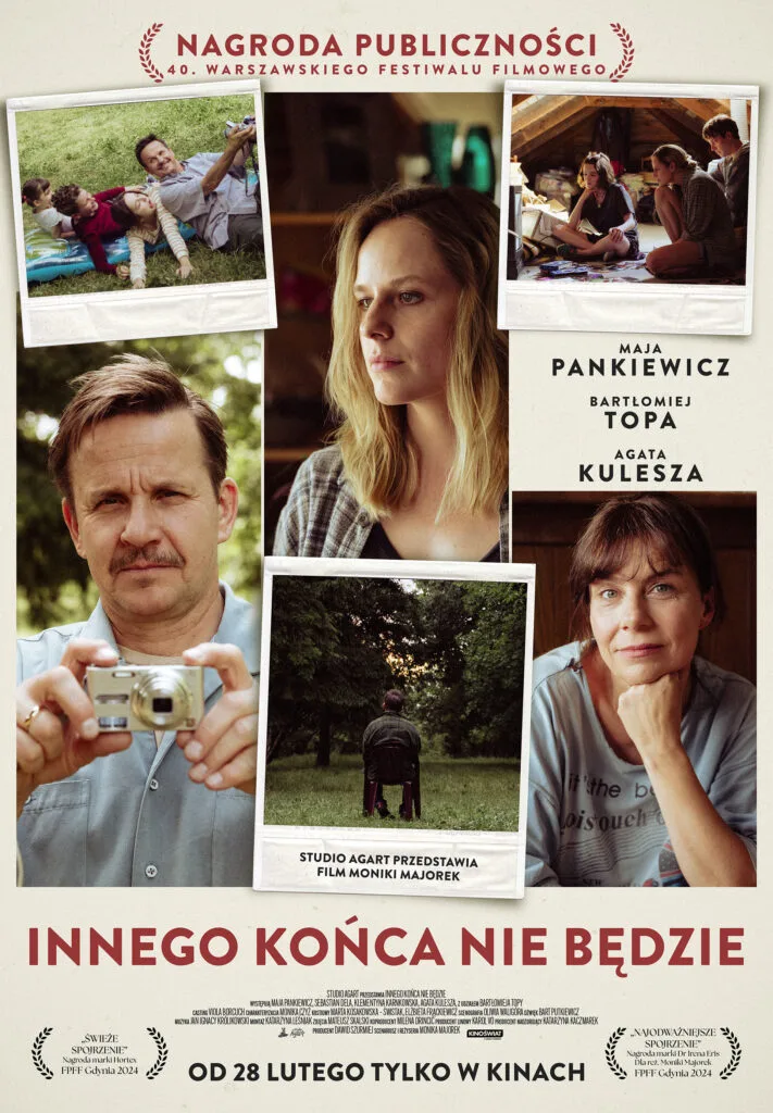 Plakat filmu „Innego końca nie będzie” przedstawia kolaż zdjęć bohaterów w różnych scenach codziennego życia. Centralnie widzimy poważną kobietę w średnim wieku, a wokół niej zdjęcia rodziny, dzieci i samotnej postaci siedzącej na krześle w parku. Na dole plakatu widnieją nazwiska aktorów: Maja Pankiewicz, Bartłomiej Topa, Agata Kulesza. U góry podkreślona jest nagroda publiczności na Warszawskim Festiwalu Filmowym. Hasło na dole: „Od 28 lutego tylko w kinach”.