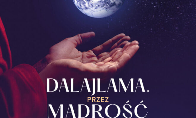Plakat filmowy przedstawia Dalajlamę w czerwonej szacie, który z otwartymi dłońmi spogląda na unoszącą się nad nimi kulę ziemską. Tło stanowi kosmos. Na środku widnieje tytuł: „Dalajlama. Przez mądrość do szczęścia”, a poniżej nazwiska twórców i producentów.