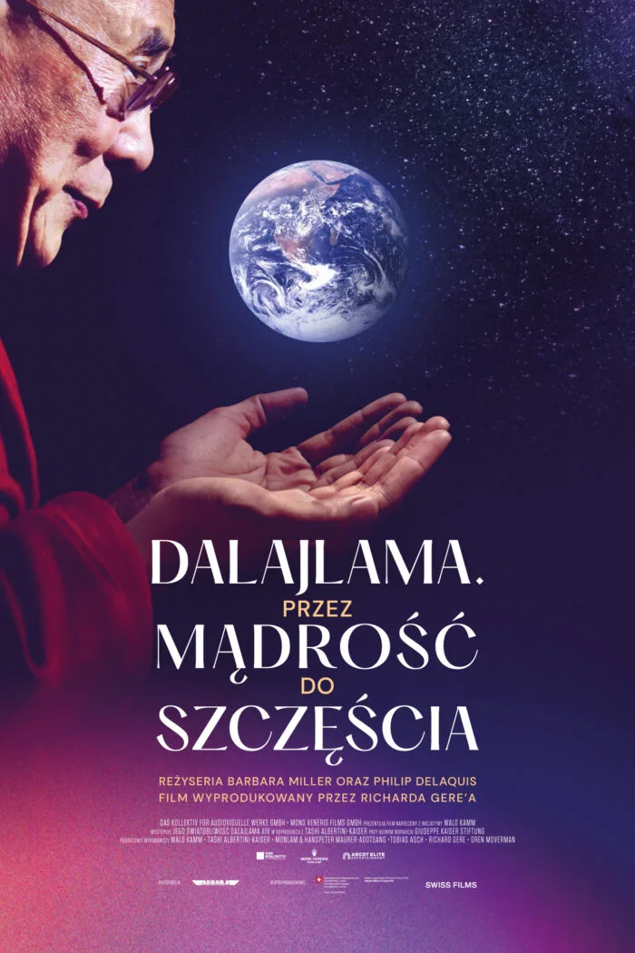 Plakat filmowy przedstawia Dalajlamę w czerwonej szacie, który z otwartymi dłońmi spogląda na unoszącą się nad nimi kulę ziemską. Tło stanowi kosmos. Na środku widnieje tytuł: „Dalajlama. Przez mądrość do szczęścia”, a poniżej nazwiska twórców i producentów.