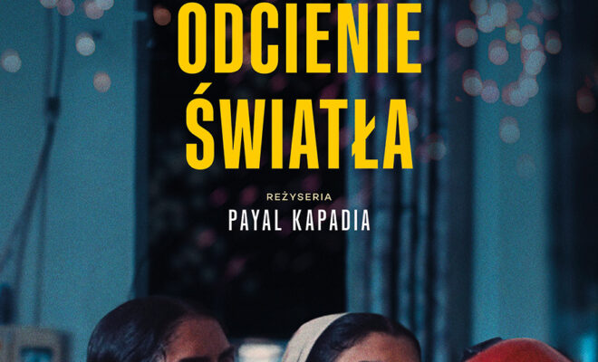 kadr z filmu - plakat. dwie hinduski, jedna w chuście, zaglądają do czerwonego pojemnika. mają poważne wyrazy twarzy