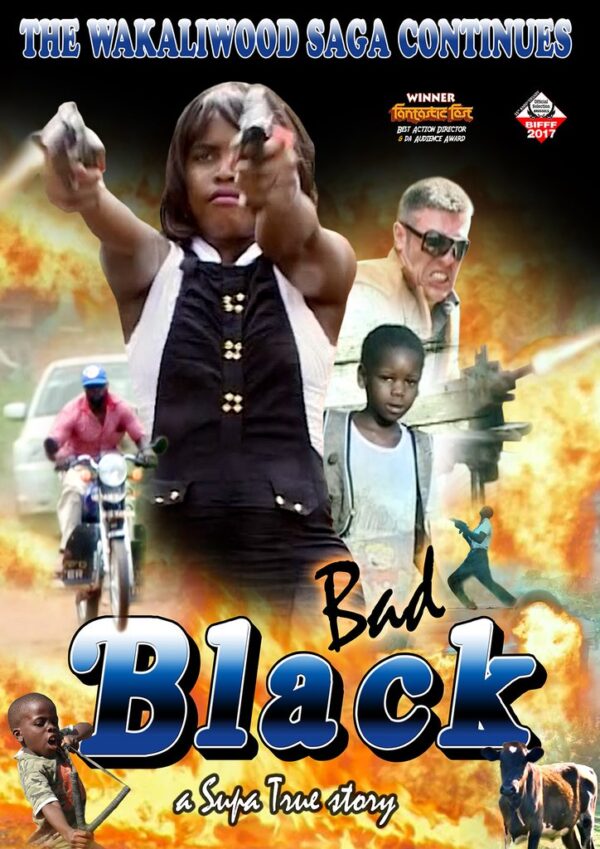 Plakat filmu „Bad Black” z napisem „The Wakaliwood Saga Continues” u góry. Na środku kobieta w czarnej kamizelce celuje pistoletem w stronę widza. W tle mężczyzna z okularami przeciwsłonecznymi strzela z karabinu, a po bokach widoczne są sceny akcji: motocyklista, mężczyzna z pistoletem i eksplozje. Na dole napis „Bad Black – a Supa True Story” oraz zdjęcie małego chłopca z karabinem-zabawką.