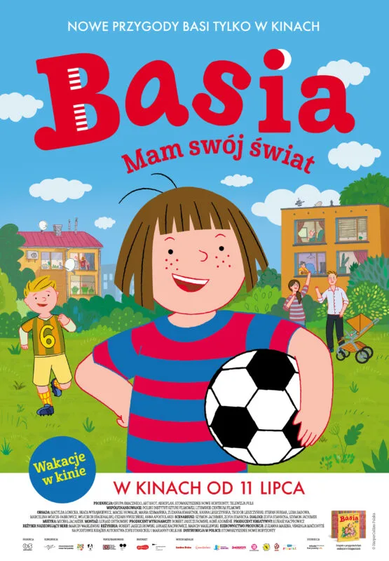plakat. dziewczynka z grzywką w koszulce w niebiesko-czerwone paski trzyma piłkę. w tle trawnik, budynek, inne dzieci