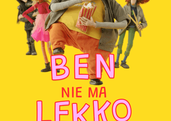 na żółtym tle postaci z filmu animowanego, w centrum chłopak stojący na jednej nodze, z półdługimi włosami, w okularach, je popcorn