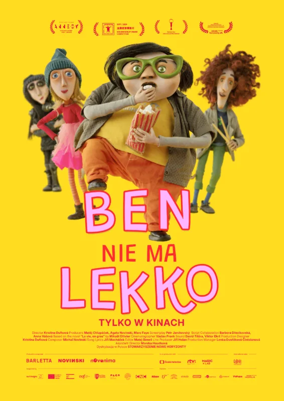na żółtym tle postaci z filmu animowanego, w centrum chłopak stojący na jednej nodze, z półdługimi włosami, w okularach, je popcorn