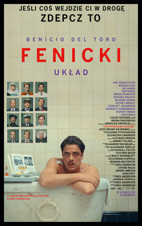 Plakat filmu „Fenicki Układ” z Benicio del Toro siedzącym w wannie z zamyśloną miną. W tle biała ściana z płytkami i portretami postaci. Nad nim tytuł filmu w języku polskim, a po prawej stronie lista aktorów i twórców, m.in. Wes Anderson, Scarlett Johansson, Michael Cera i Tom Hanks.