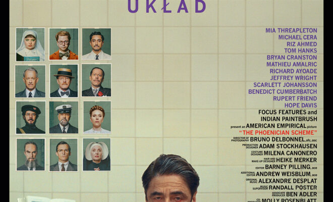 Plakat filmu „Fenicki Układ” z Benicio del Toro siedzącym w wannie z zamyśloną miną. W tle biała ściana z płytkami i portretami postaci. Nad nim tytuł filmu w języku polskim, a po prawej stronie lista aktorów i twórców, m.in. Wes Anderson, Scarlett Johansson, Michael Cera i Tom Hanks.