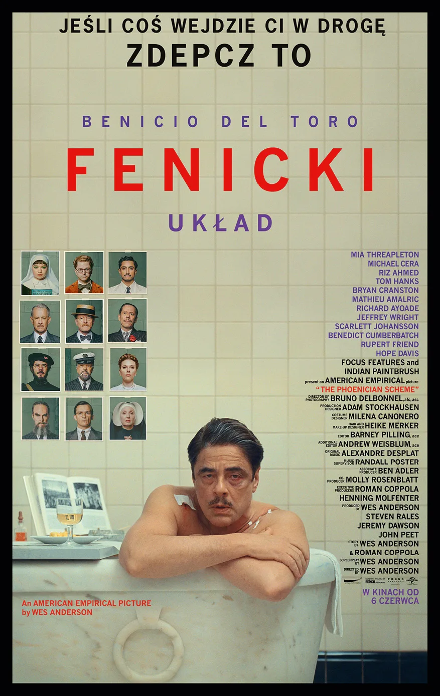 Plakat filmu „Fenicki Układ” z Benicio del Toro siedzącym w wannie z zamyśloną miną. W tle biała ściana z płytkami i portretami postaci. Nad nim tytuł filmu w języku polskim, a po prawej stronie lista aktorów i twórców, m.in. Wes Anderson, Scarlett Johansson, Michael Cera i Tom Hanks.