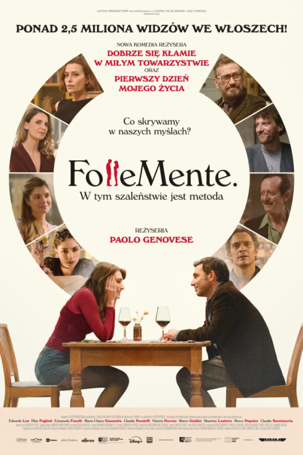 Plakat promujący włoski film „FolleMente” w polskiej wersji językowej. W centrum para rozmawiająca przy stoliku z winem, wokół zdjęcia innych postaci z filmu. Tytuł i hasło: „Co skrywamy w naszych myślach? W tym szaleństwie jest metoda”. Reżyseria: Paolo Genovese.