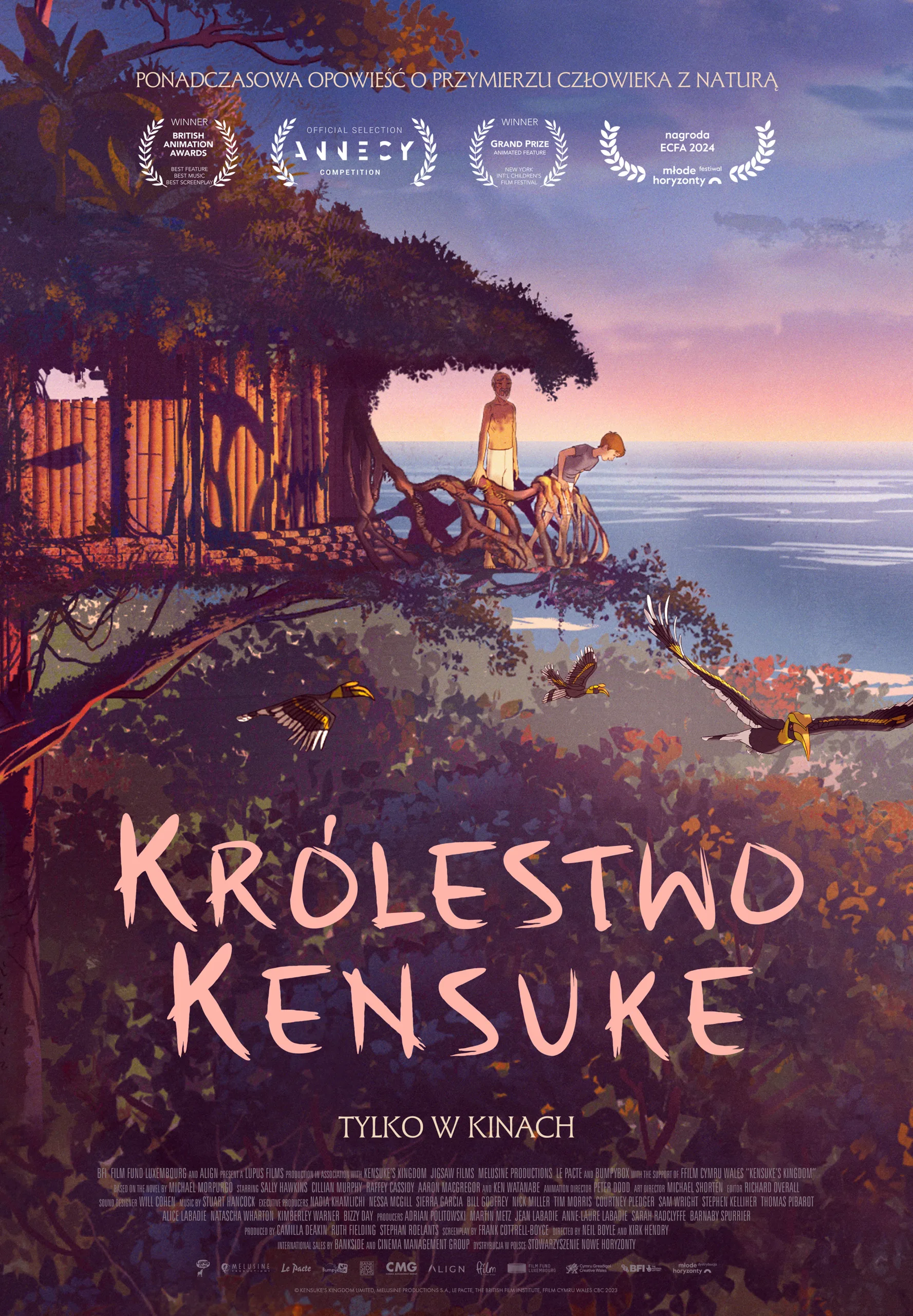 Plakat przedstawia ilustrację dwóch postaci – starszego mężczyzny i chłopca – stojących na drzewie przy domku zbudowanym z naturalnych materiałów, z widokiem na ocean o zachodzie słońca. W tle latają egzotyczne ptaki. Całość otoczona jest bujną tropikalną roślinnością. U góry widnieje napis: „Ponadczasowa opowieść o przymierzu człowieka z naturą”. Tytuł filmu to „Królestwo Kensuke”, a na dole znajduje się dopisek „Tylko w kinach”. Plakat zawiera także liczne nagrody i wyróżnienia festiwalowe.