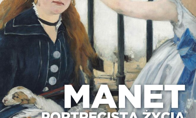 obraz. kobieta w czerni, w kapeluszu, na tle płotu. jej głowy dotyka dziewczynka w błękitnej sukience.