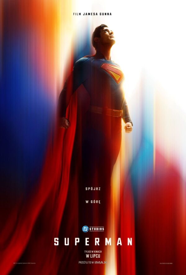 superman - w niebieskim kombinezomie, czerwonej pelerynie, z literą S na klatce piersiowej, na tle czerwono-niebieskiej smugi, w locie