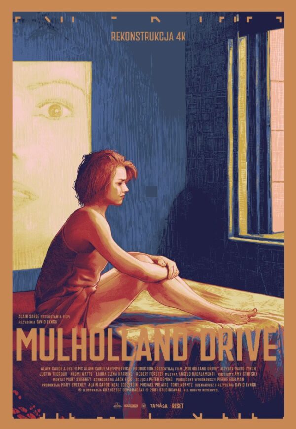 Ilustrowany plakat filmu „Mulholland Drive” Davida Lyncha. W centrum siedzi zamyślona kobieta (w czerwonej koszulce i bez spodni) na łóżku w przyciemnionym pokoju. Przez okno wpada niebiesko-żółte światło. W tle znajduje się zarys twarzy innej kobiety. U dołu widnieje duży, pomarańczowy tytuł filmu oraz nazwiska twórców. Plakat utrzymany w stylu retro, z oznaczeniem „rekonstrukcja 4K” u góry.