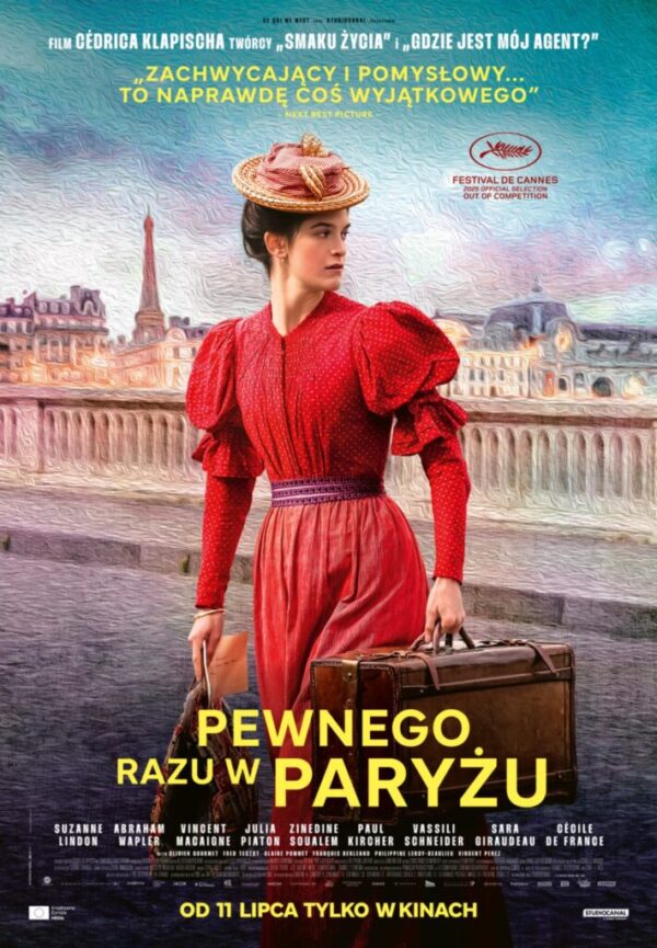 Plakat filmowy przedstawia kobietę w stroju z przełomu XIX i XX wieku, stojącą na tle paryskiego krajobrazu z widoczną Wieżą Eiffla. Kobieta ubrana jest w czerwoną suknię i kapelusz, trzyma walizki, co sugeruje podróż. Na plakacie widnieje tytuł filmu „Pewnego razu w Paryżu”, a także informacja, że film wejdzie do kin 11 lipca. Znajduje się również cytat pochwalny oraz logo Festiwalu Filmowego w Cannes.