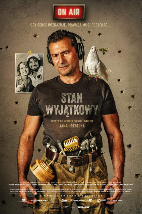 plakat. umięśniony mężczyzna w roboczym ubraniu, za paskiem ma łyżki, złoty mikrofon, na ramieniu białego gołębia, a za nim na ścianie wisi czarno-białe zdjęcie roześmianej pary.