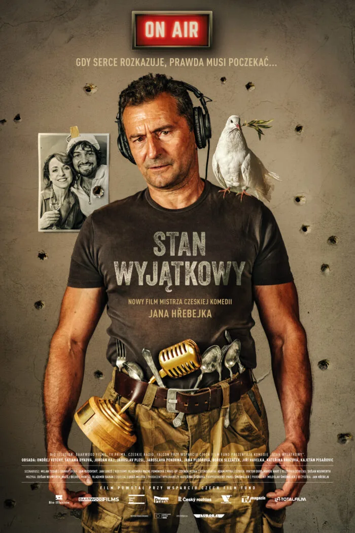 plakat. umięśniony mężczyzna w roboczym ubraniu, za paskiem ma łyżki, złoty mikrofon, na ramieniu białego gołębia, a za nim na ścianie wisi czarno-białe zdjęcie roześmianej pary.