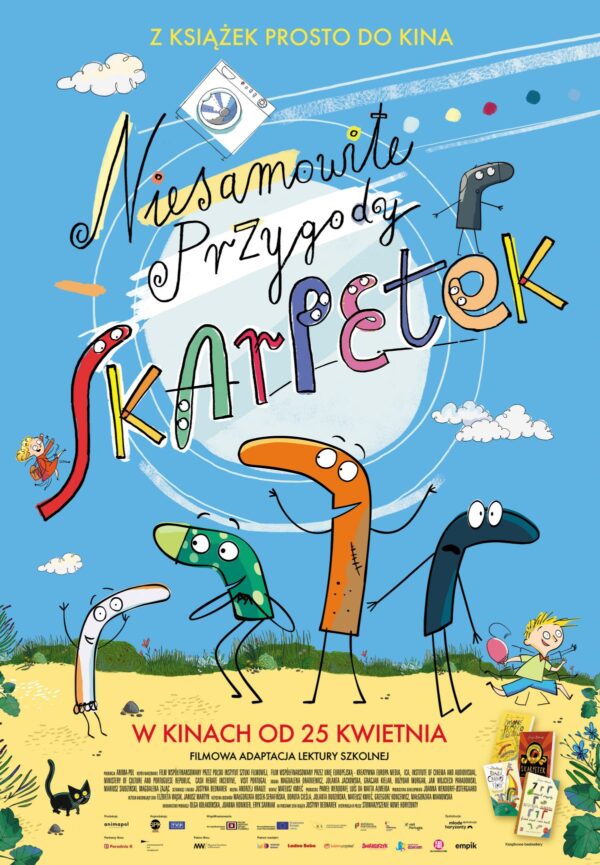 Plakat filmowy z tytułem „Niesamowite przygody skarpetek” w kolorowej, dziecięcej czcionce. Na środku plakatu widnieją kreskówkowe skarpetki z oczami i rękami, ustawione na tle niebieskiego nieba i żółtego piasku z zieloną trawą. W tle pojawia się pralka, chmurki i dzieci bawiące się na łące. W dolnej części plakatu znajduje się informacja o dacie premiery: „W kinach od 25 kwietnia” oraz informacja, że jest to filmowa adaptacja lektury szkolnej. Po prawej stronie pokazano książki z serii, na której oparto film. Styl graficzny jest kolorowy, wesoły i przyjazny dla dzieci.
