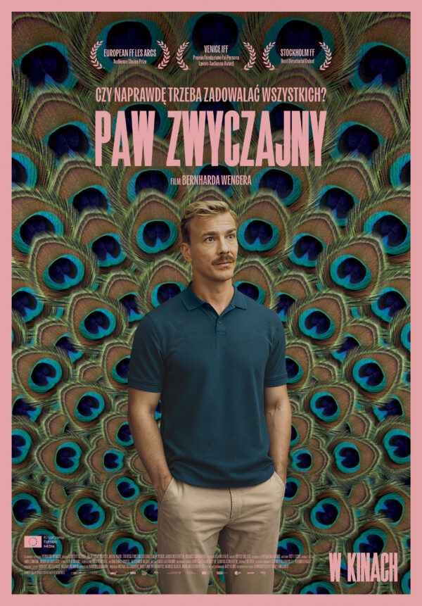 mężczyzna w niebieskiej koszulce i jasnych spodniach na tle grafiki z pawim ogonem
