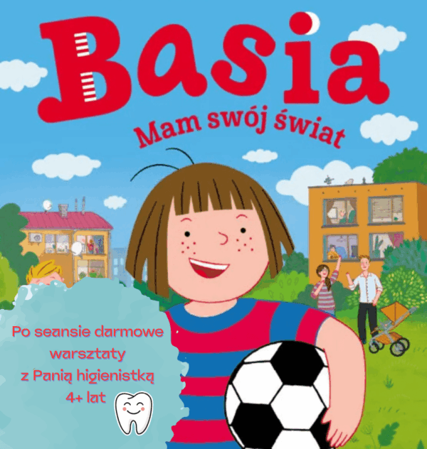 kadr z animacji. dziewczynka w półdługich brązowych włosach, w koszulce w czerwono-niebieskie paski, trzyma piłkę i uśmiecha się.