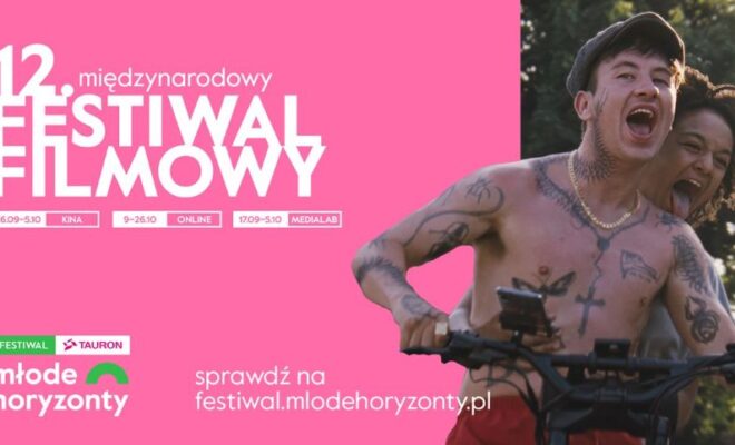 grafika z nazwą festiwalu młode horyzonty na różowym tle. wytatułowany nastolatek bez koszulki na rowerze, za nim siedzi dziewczyna z kręconymi włosami, ona wytyka język, ona ma otwarte usta jakby krzyszał.