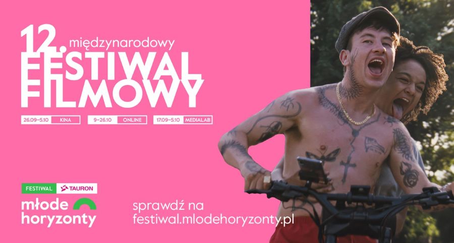 grafika z nazwą festiwalu młode horyzonty na różowym tle. wytatułowany nastolatek bez koszulki na rowerze, za nim siedzi dziewczyna z kręconymi włosami, ona wytyka język, ona ma otwarte usta jakby krzyszał.