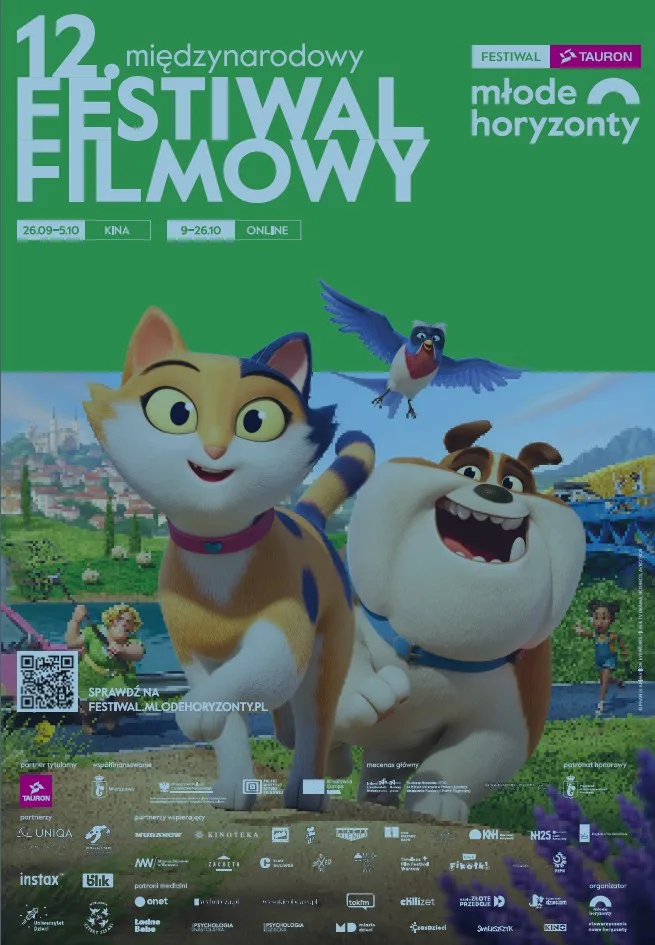 Plakat. Biegnące z stronę widza zwierzęta: buldog, kot, za nimi leci ptak i widać miasteczko.
