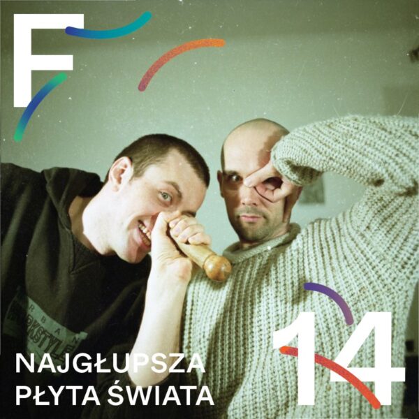 dwóch mężczyzn łysych, jeden z bluzie polarowej, drugi w jasnym swetrze. jeden trzyma drewniany instrument przy nosie, drugi układa palce wokół oczu.