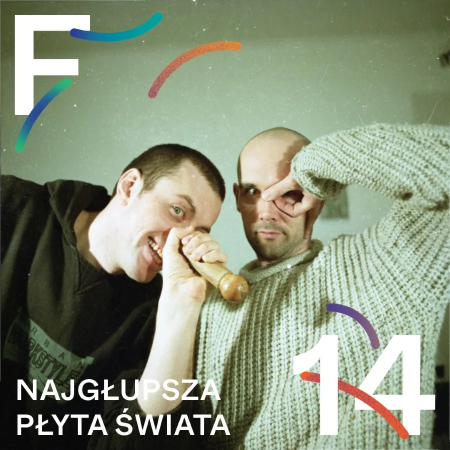 dwóch mężczyzn łysych, jeden z bluzie polarowej, drugi w jasnym swetrze. jeden trzyma drewniany instrument przy nosie, drugi układa palce wokół oczu.