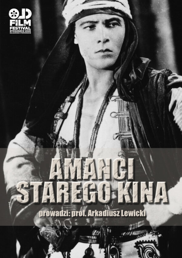 kadr z czarno-białego filmu - młody mężczyzna w kapturze, rozpiętej koszuli, obwieszony ozdobami i bronią