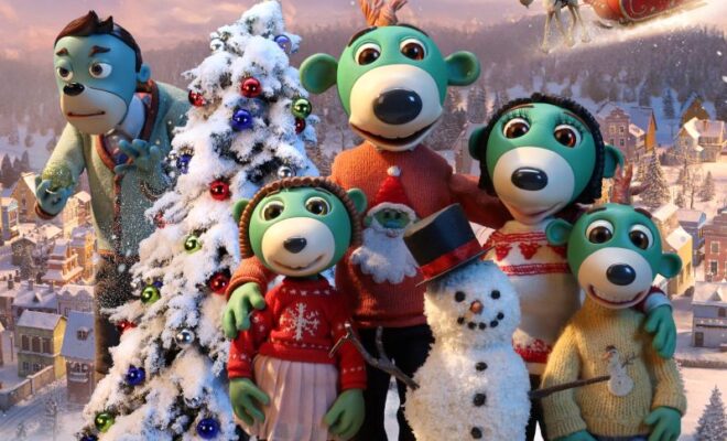 plakat. na tle ośnieżonego krajobrazu przy choince i bałwanie stoi rodzina 4 zielonych misiów, obejmując się i uśmiechając.