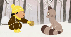 dziewczynka w brązowym kombinezonie, żółtym szaliku, żółtej czapce podaje coś do jedzenia szopowi. W tle śnieg i las.