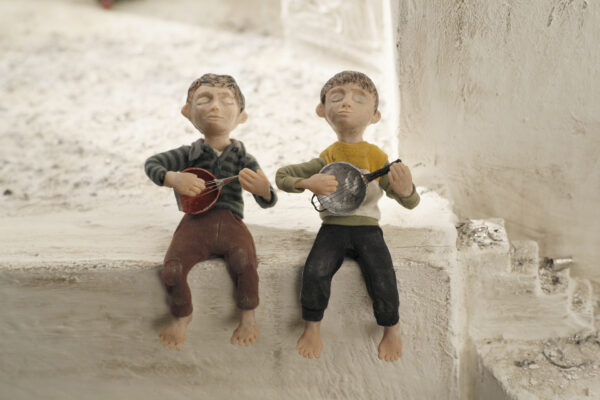 kadr z animacji. dwóch chłopców gra na instrumentach zrobionych z naczyń