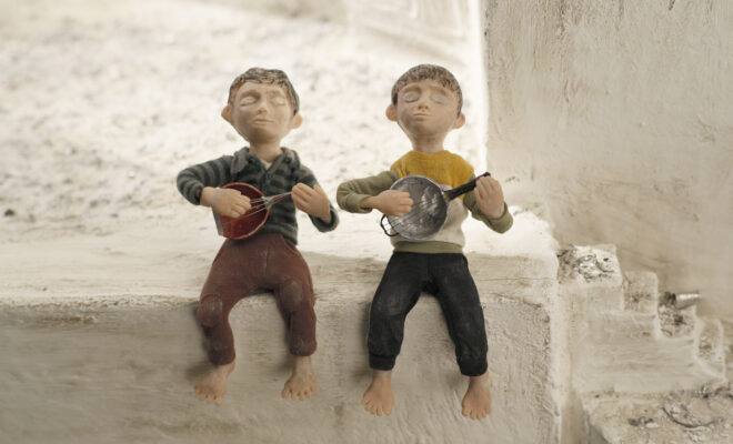 kadr z animacji. dwóch chłopców gra na instrumentach zrobionych z naczyń