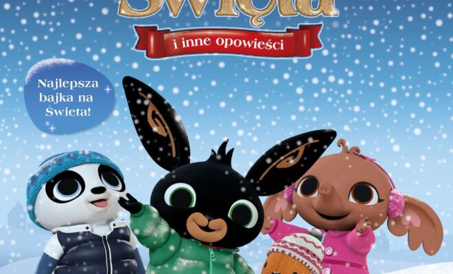 czarny królik w zimowej zielonej kurtce i czerwonych spodniach, za nim inne zwierzaki - przyjaciele, latające na tle nieba płatki śniegu.