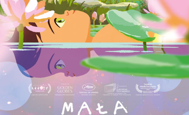 kadr z animacji - plakat. zanurzona po uszy, leżąca w wodzie dziewczynka. W tle zieleń. Dziewczynka ma wokół siebie różowe kwiaty.