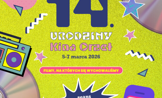 grafika promująca urodziny kina - na jasnozielonym tle telefon komórkowy starego typu, płyty dvd