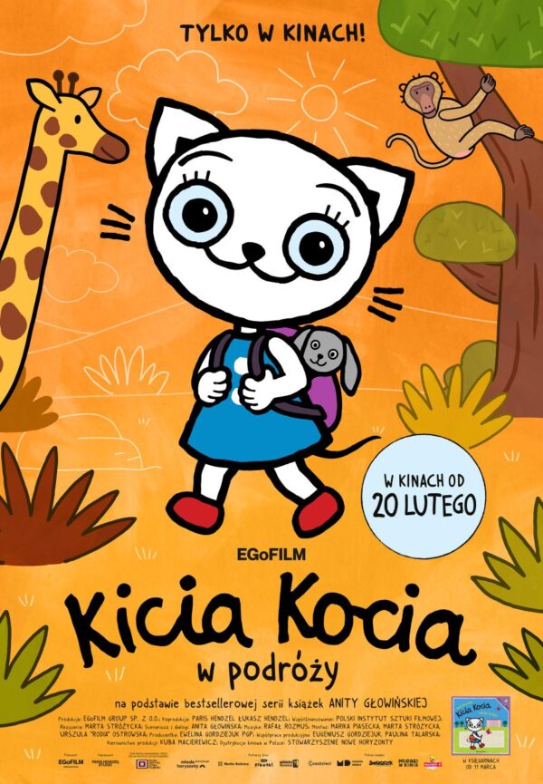 plakat. na pomarańczowym tle biała kotka w niebieskiej sukience, w plecakiem. w tle żyrafa i drzewo.