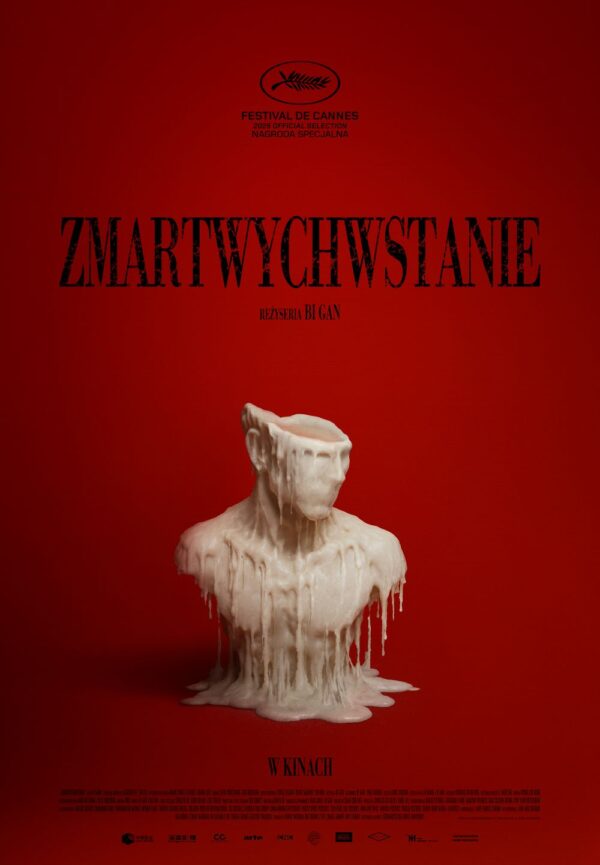 Czerwony plakat promujący film „Zmartwychwstanie”. W centrum znajduje się biała, zdeformowana rzeźba przypominająca ludzką postać, z której spływa materiał jak roztopiony wosk. U góry logo festiwalu w Cannes, na dole informacja „w kinach”.