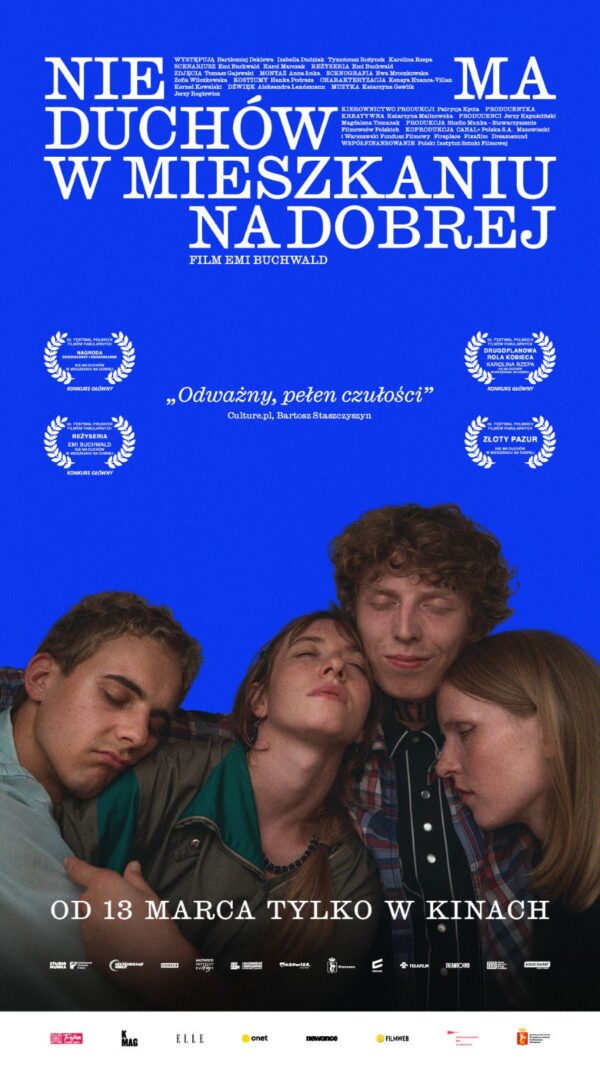 plakat. na niebieskim te 4 osoby oparte o siebie sennie. dwóch chłopaków i dwie dziewczyny, wszyscy z zamkniętymi oczyma.