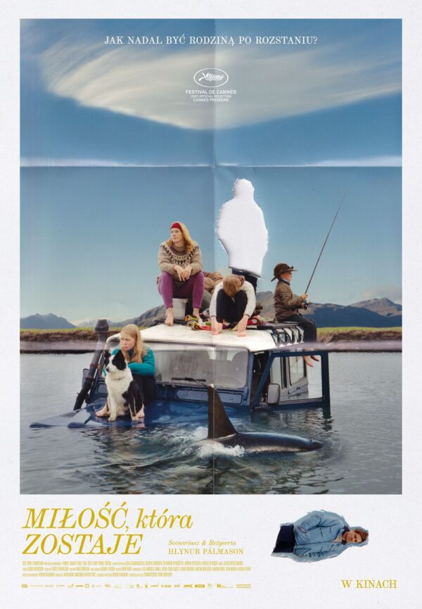 Surrealistyczny plakat filmu „Miłość, która zostaje”. Na środku stoi częściowo zatopiony w wodzie terenowy samochód, na którego dachu siedzi czworo ludzi i pies. Obok auta przepływa orka, wynurzając grzbiet nad powierzchnię. Jedna z postaci jest przedstawiona jako biała, wymazana sylwetka, jak brakujący element rodziny. W tle spokojny krajobraz gór i nieba. U góry widnieje pytanie: „Jak nadal być rodziną po rozstaniu?”, a na dole tytuł filmu i nazwisko reżysera Hlynura Pálmasona.