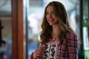 uśmiechnięta blondynka we wzorzystej bluzce