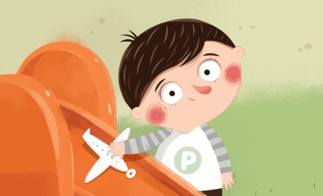 chłopiec w pasiastej bluzce z napisem P, bawi się na pomarańczowej zjeżdżalni samolocikiem