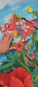 wycięte z papieru kolorowe postaci do animacji - wróżki - na łące z papieru