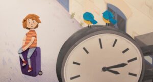 Ilustracja w stylu animacji poklatkowej: chłopiec o rudawych włosach siedzi na walizce ustawionej na kółkach, oparty o jasną ścianę. Obok znajduje się duży, okrągły zegar z wyraźnymi wskazówkami, a na jego górnej krawędzi stoją dwa małe, niebieskie ptaki. Tło sugeruje miejską przestrzeń z fragmentem budynku i drzwiami. Atmosfera jest spokojna i lekko melancholijna.