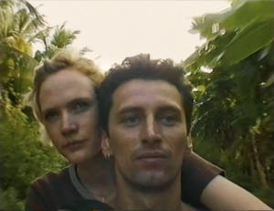 na motorze lub rowerze - para - kobieta blondynka obejmuje mężczyznę siedzącego przed nią