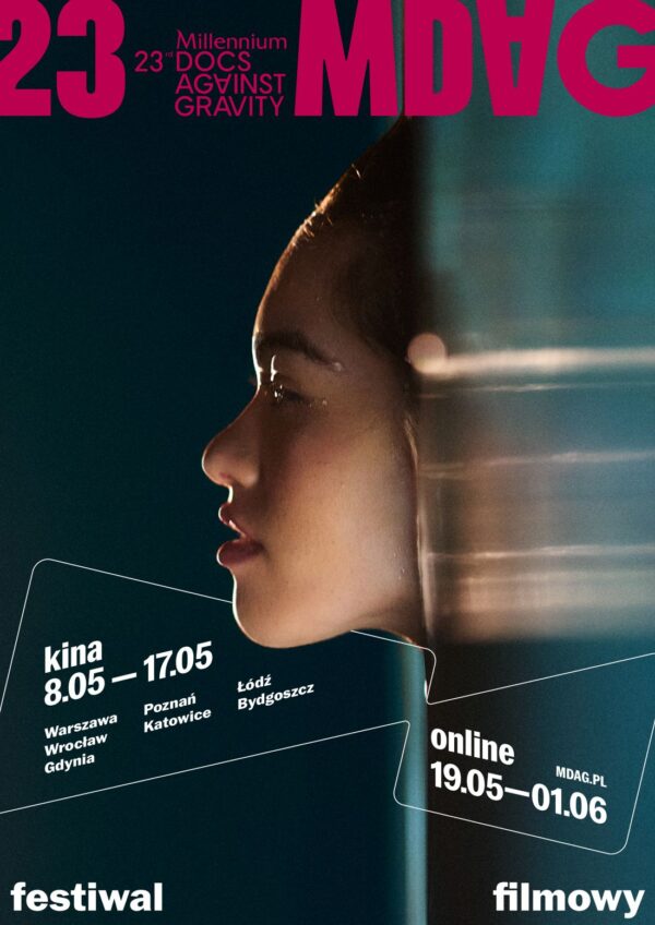 plakat, profil kobiety o azjatyckich rysach, odbity niewyraźnie w tafli obok niej