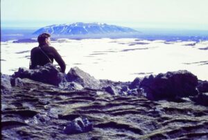 morze i brzeg, mężczyzna patrzy w dal przed siebie