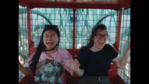 dwie kobiety z przejęciem krzyczą jadąc jakimś pojazdem