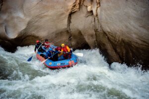 ponton na wodzie, z kilkoma osobami wiosłującymi